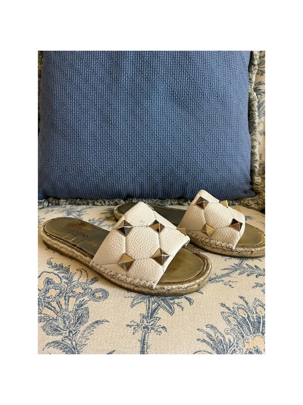 Women's Valentino Garavani Rockstud White Gold Espadrille Slides US 8.5